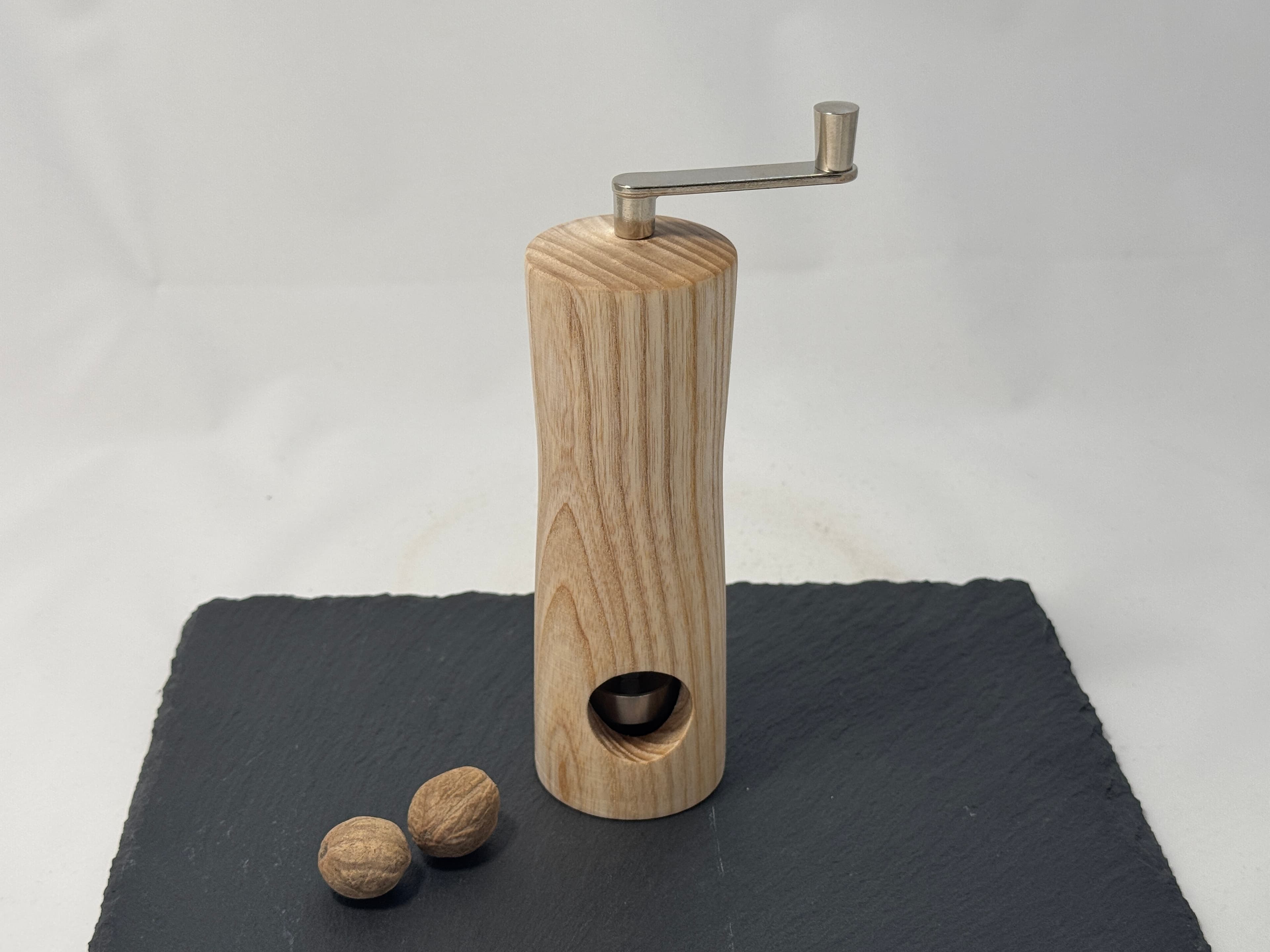 Muskatnussmühle aus Eschenholz